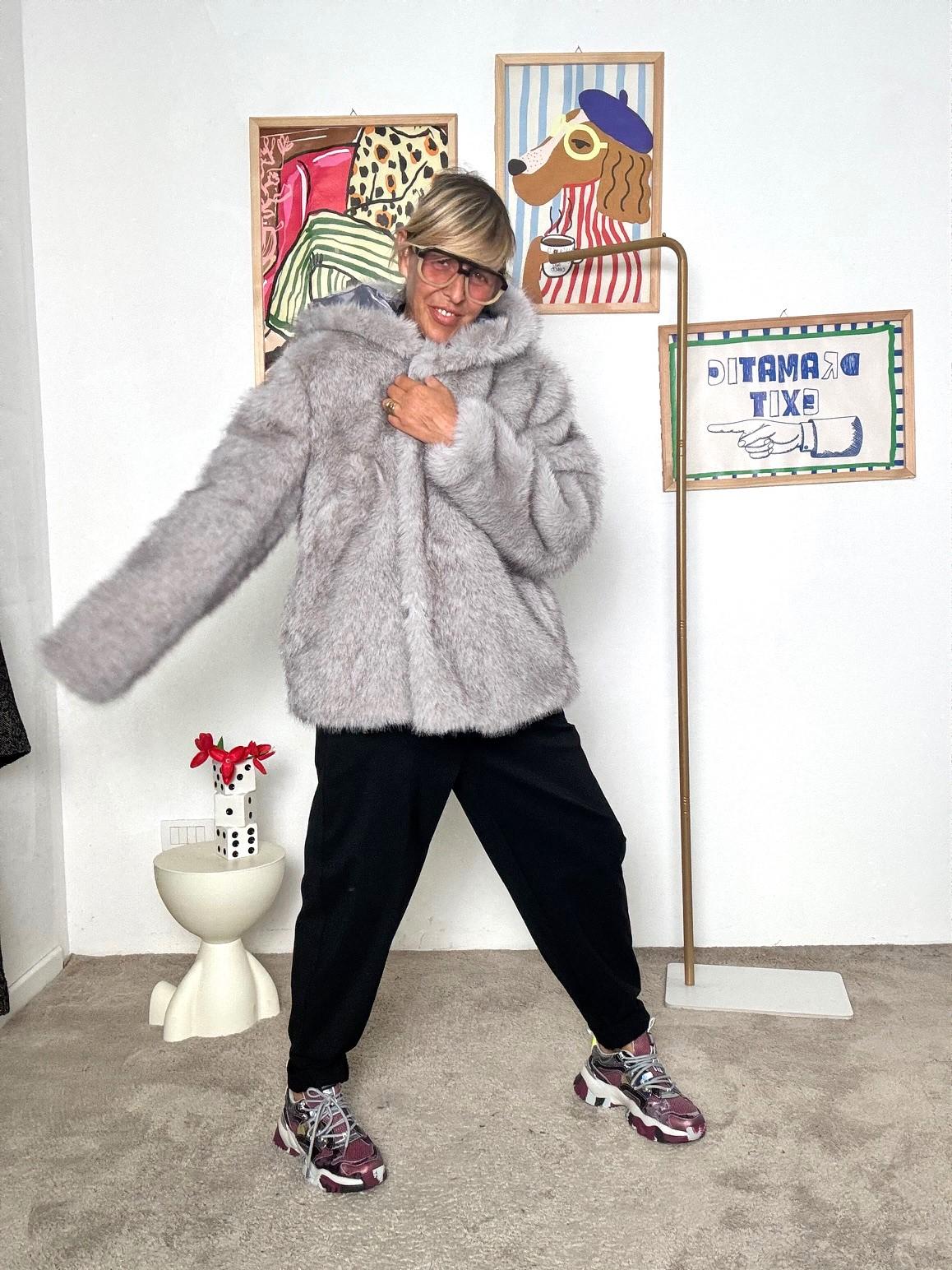 DEJA VU - Giacca in eco-pelliccia grigio perla, calda e super trendy AC5LU605/ GRIGIA DEJA VU