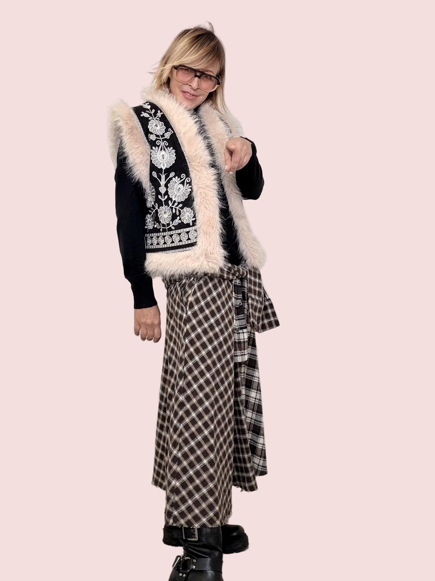 HAVE ONE - Gilet donna ricamato con bordi in eco-pelliccia LMM-P037/ NERO HAVE ONE