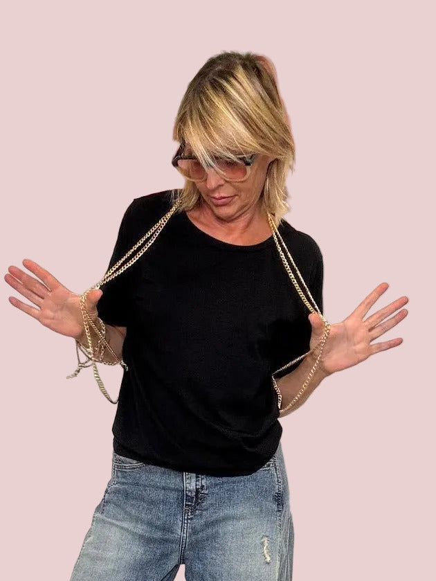 SUSY MIX - T-SHIRT NERA CON COLLANA Leleganza passa anche dal dettaglio I256143/ NERO SUSY MIX