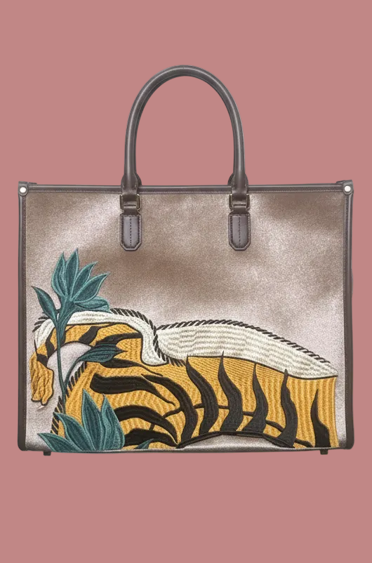 Dettaglio della borsa My Best Bag Tiger Velvet con motivo a tigre, senza mano