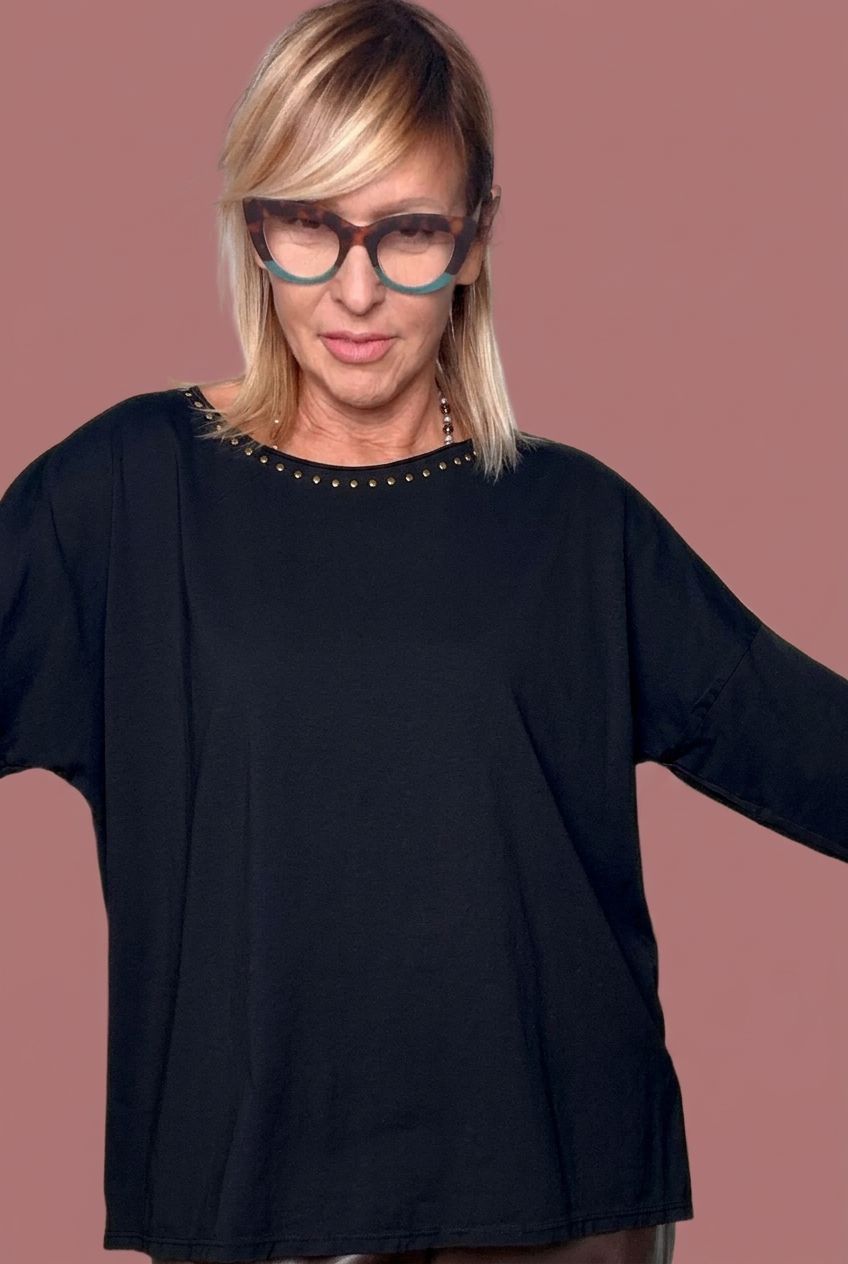 Maglia ampia con borchie sullo scollo