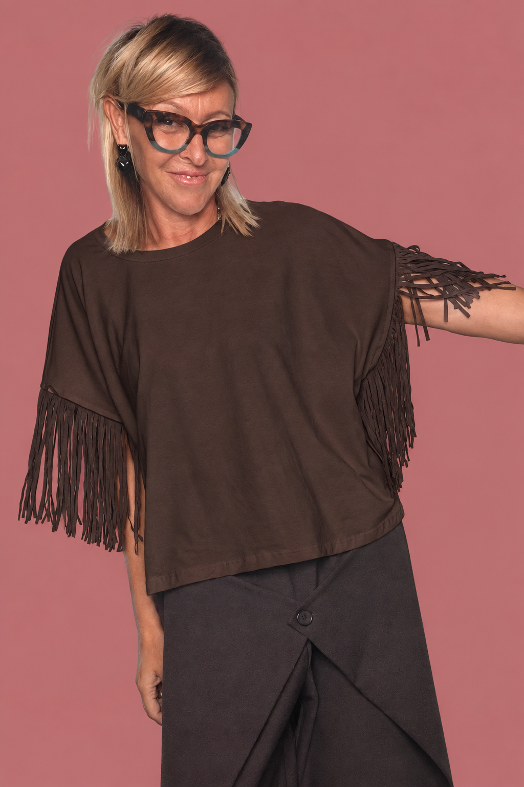 T-shirt over bianca e moro con frange moro in camoscio sulle maniche