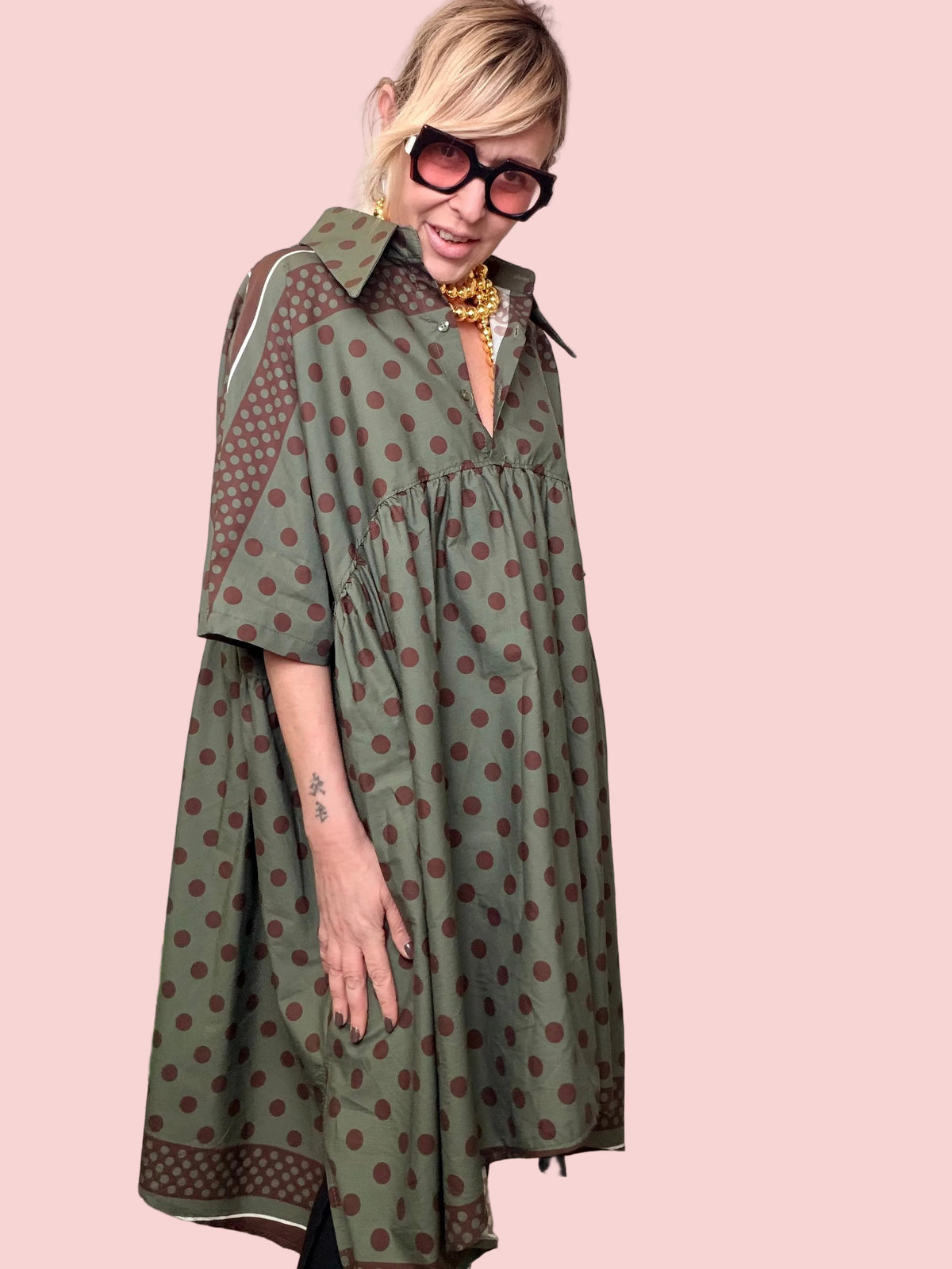 Abito Camicia Oversize a Pois con Dettagli a Contrasto