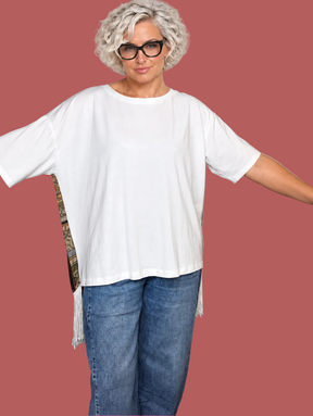 T-shirt bianca con retro fantasia effetto foulard e frange