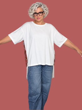 T-shirt bianca con retro fantasia effetto foulard e frange