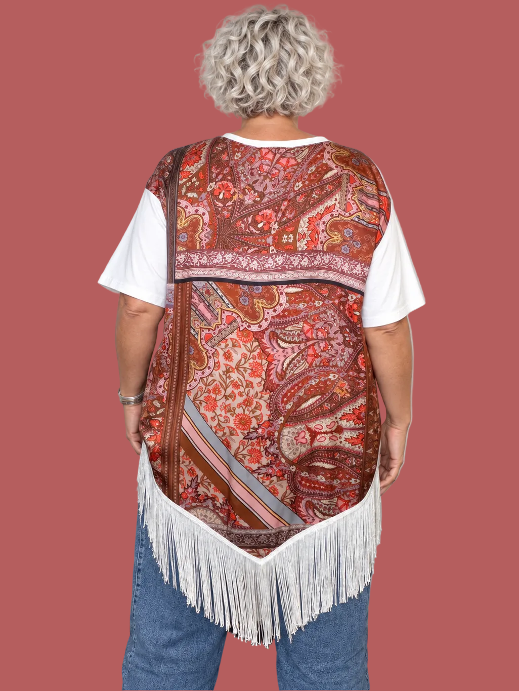 T-shirt bianca con retro fantasia effetto foulard e frange