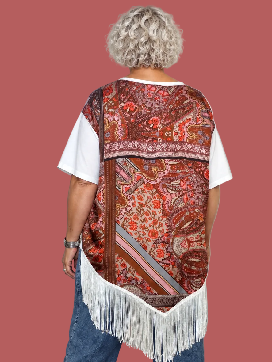 T-shirt bianca con retro fantasia effetto foulard e frange
