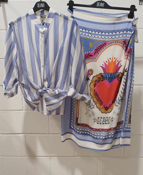 Camicia oversize righe bianco azzurro collo coreana fiocco - vista su gruccia con gonna El Amor coordinata
