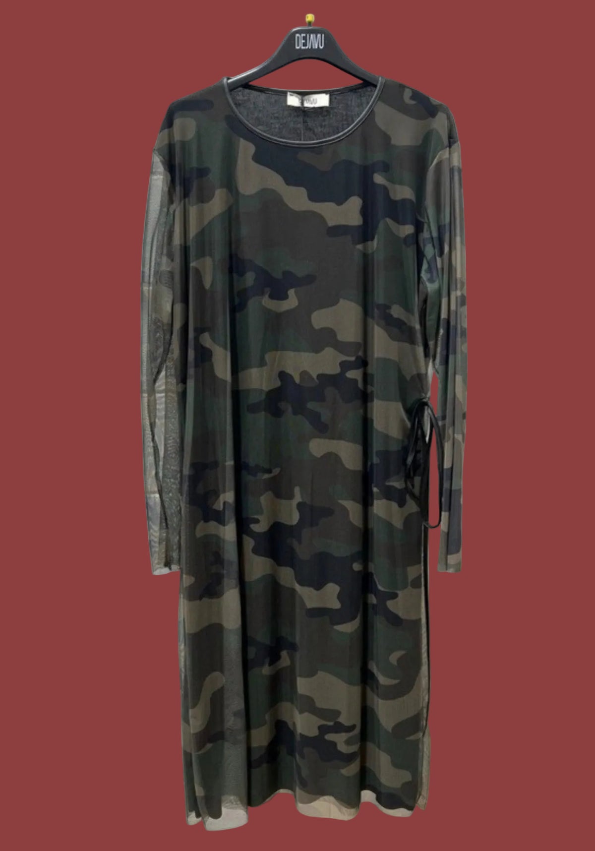 Abito camouflage con bordino pelle e cintura