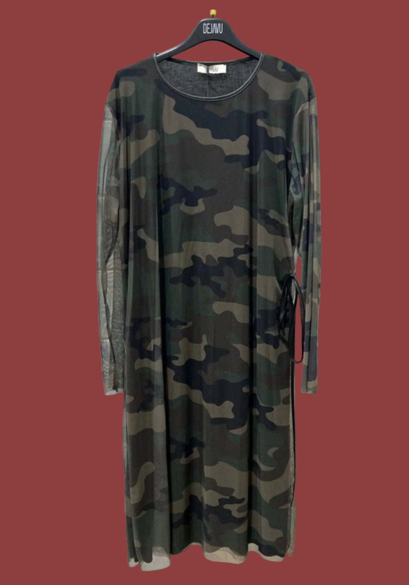 Abito camouflage con bordino pelle e cintura