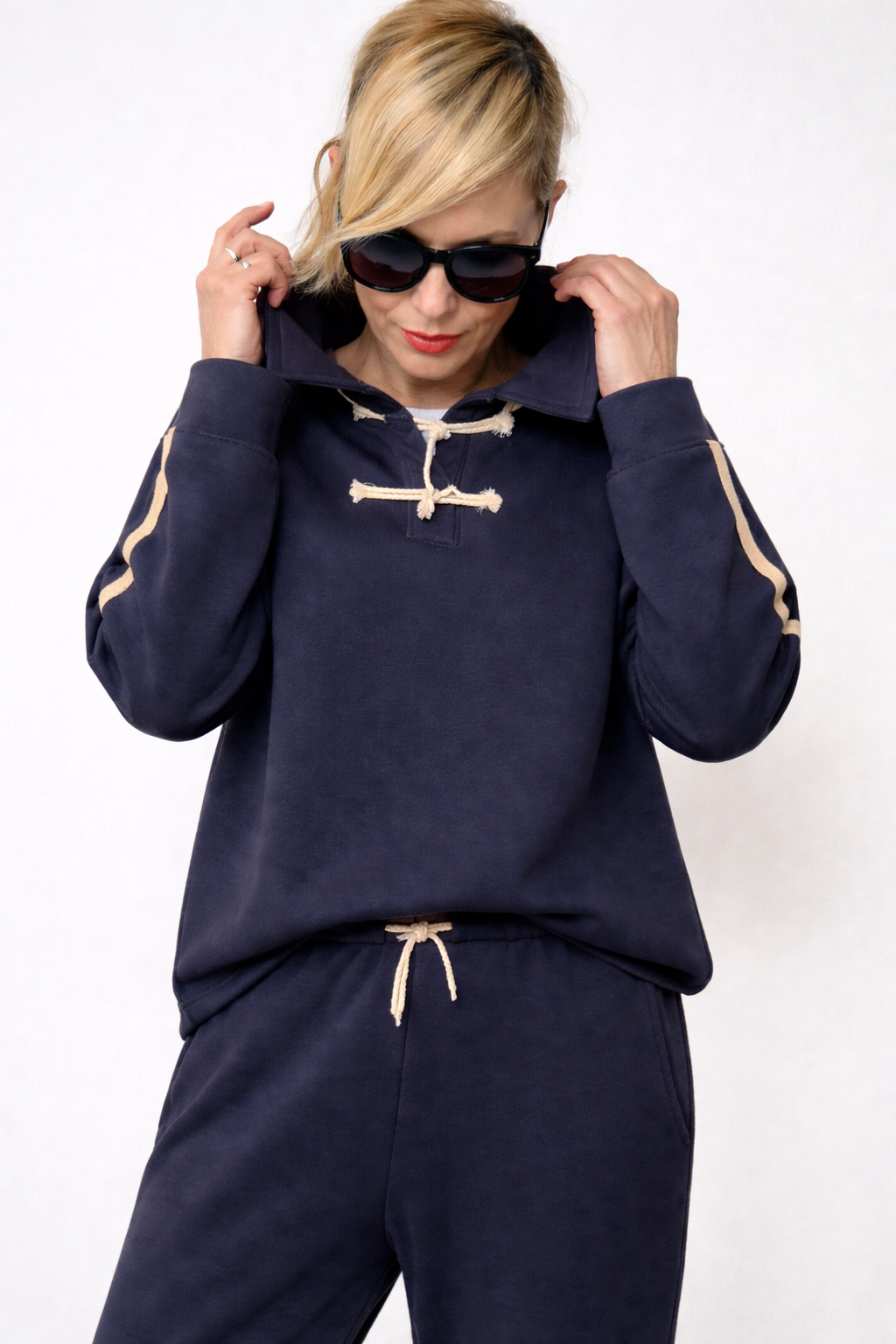 FELPA CON COLLO E CHIUSURA A NODI