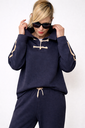 FELPA CON COLLO E CHIUSURA A NODI