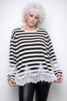 Maglia over a righe con inserti in pizzo – casual davanti, romantica nei dettagli