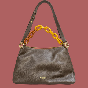 Borsa a spalla grande taupe, fronte con catena giallo senape e marrone