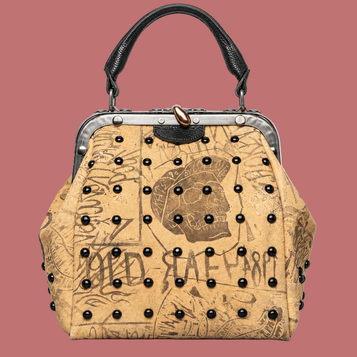 Borsa doctor beige con stampa graffiti marrone, teschio e borchie nere