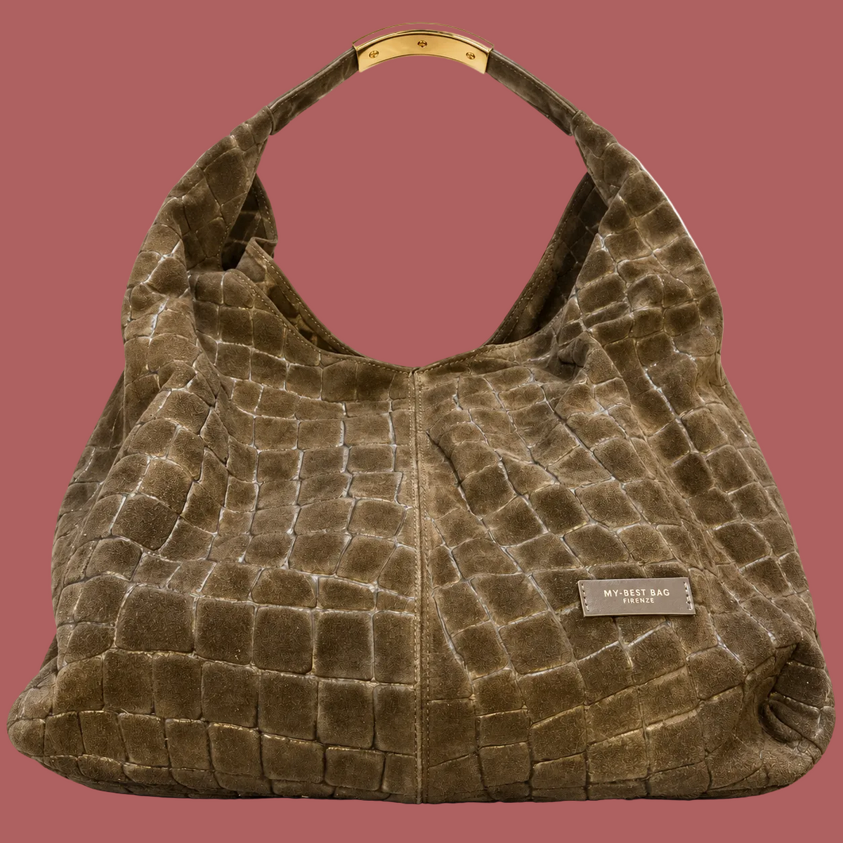 Borsa hobo verde oliva effetto coccodrillo, vista frontale con targhetta e dettaglio dorato sul manico