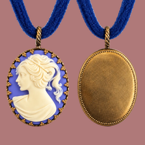 PREORDINE - Collana con cammeo verde salvia e cordoncino in tinta