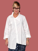 Camicia bianca dal taglio ampio con fondo asimmetrico
