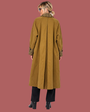 Retro ocra del cappotto lungo Souvenir con piega centrale e dettagli a quadri