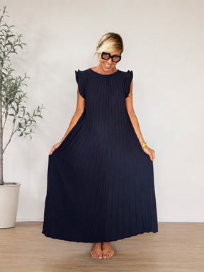 Abito Maxi Plissé – Maniche a Farfalla e Silhouette a Trapezio