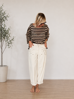 Jeans con borchie e lavaggio caratterizzato