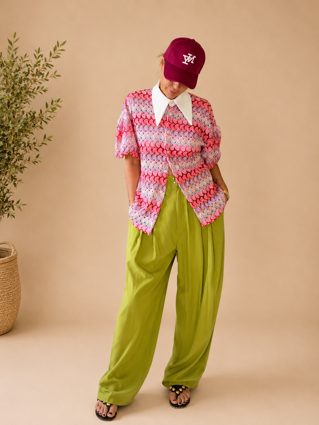 Pantalone palazzo in viscosa verde oliva con pince