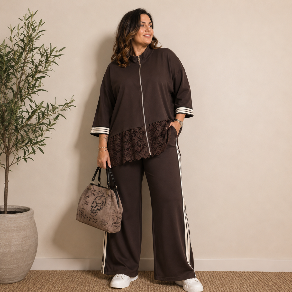 Coordinato bomber pantalone punto milano marrone - vista frontale modella con sneakers bianche e borsa graffiti