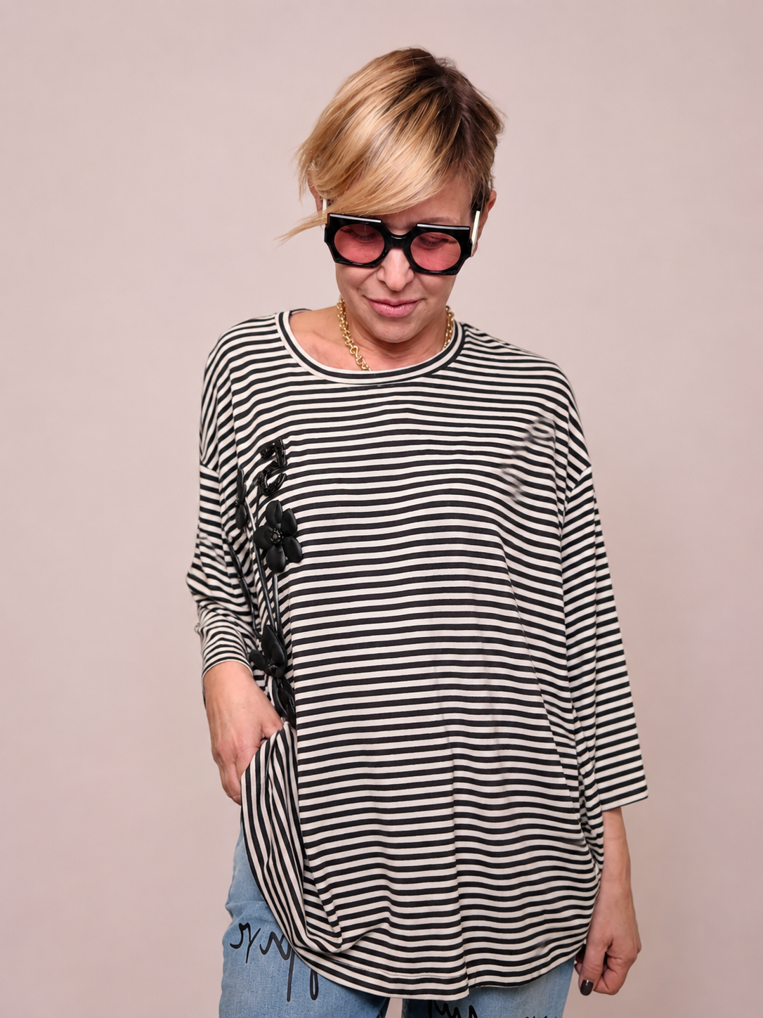 Maglia Oversize a Righe con Dettaglio Floreale