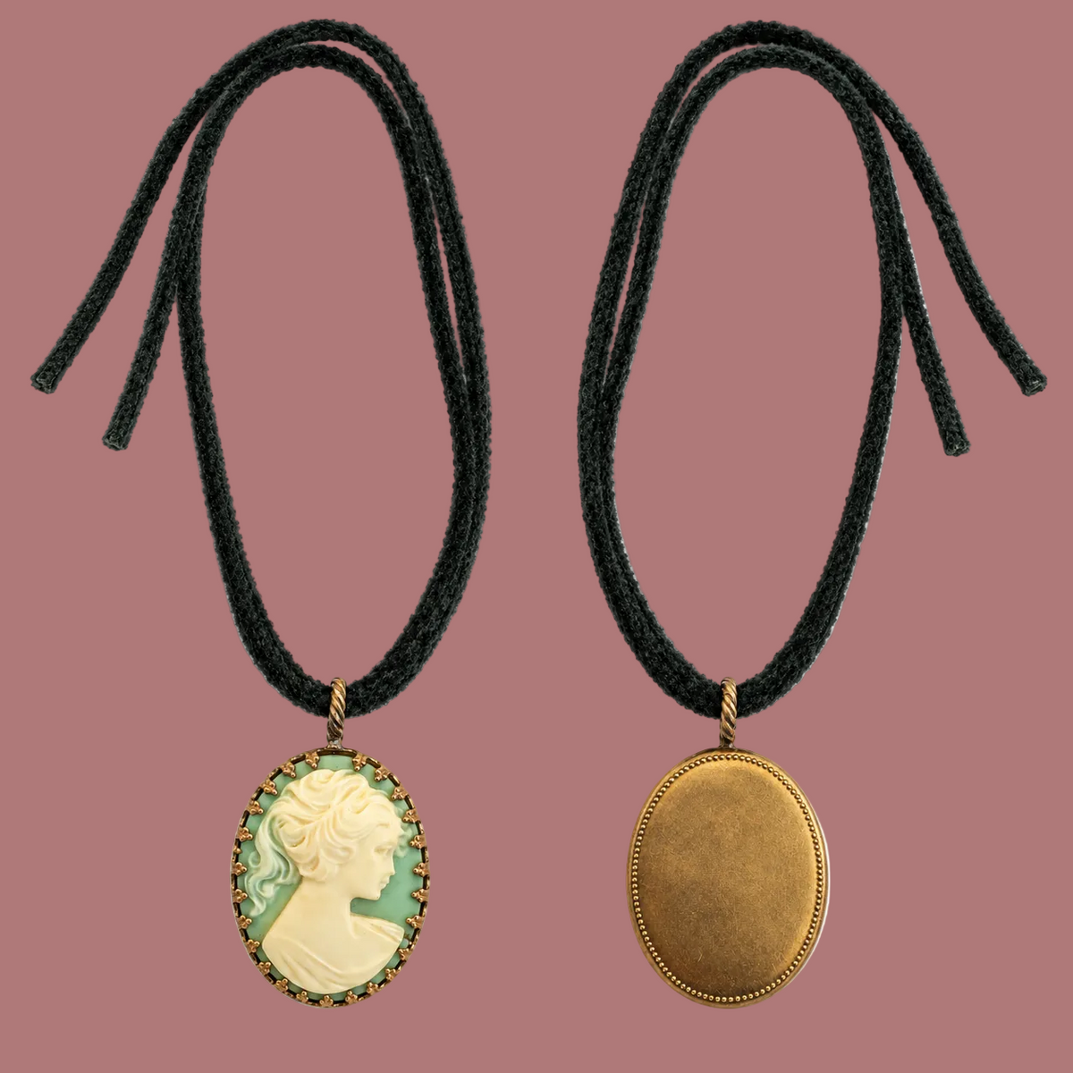 Collana con cammeo verde salvia e avorio su cordoncino nero, vista fronte e retro