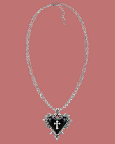 Collana con pendente a cuore nero, croce e cornice color argento decorata con rose