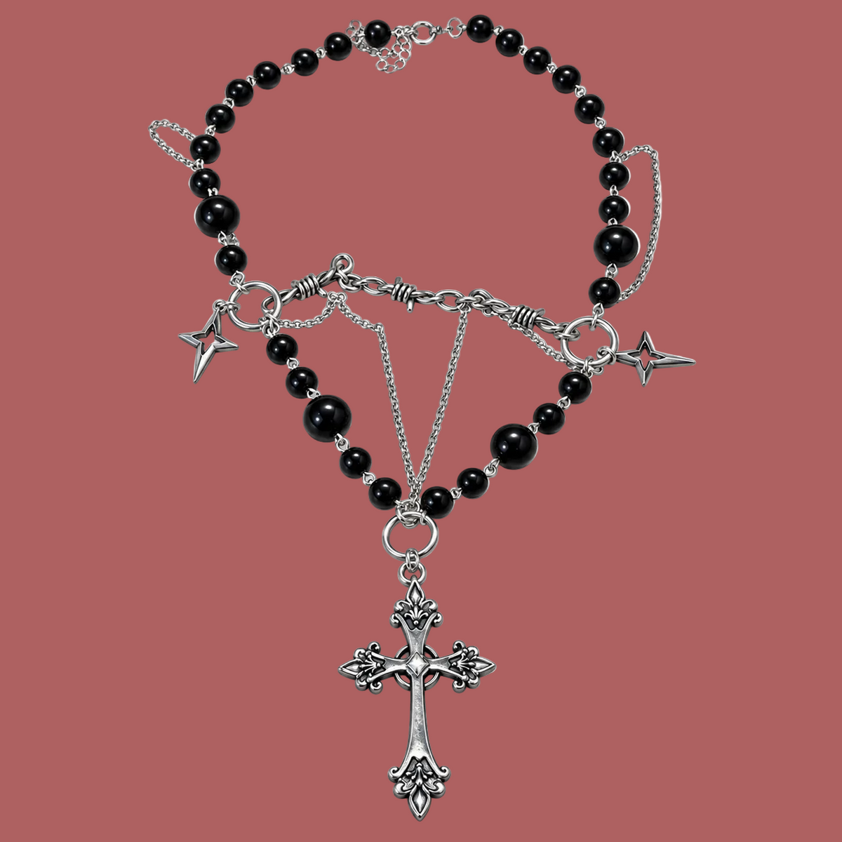 Collana con perle nere lucide, catene argentate, stelle laterali e pendente a croce gotica decorata