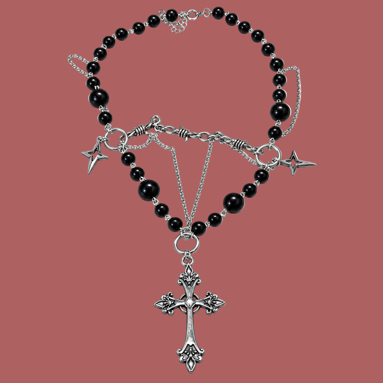 Collana con perle nere lucide, catene argentate, stelle laterali e pendente a croce gotica decorata