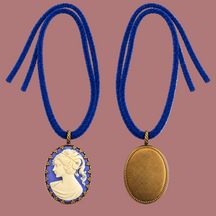 PREORDINE - Collana con cammeo verde salvia e cordoncino in tinta