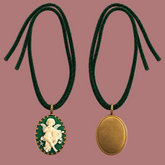 PREORDINE - Collana con cammeo verde salvia e cordoncino in tinta