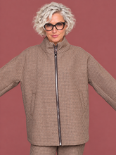 Giacca in neoprene accoppiato con collo alto e zip