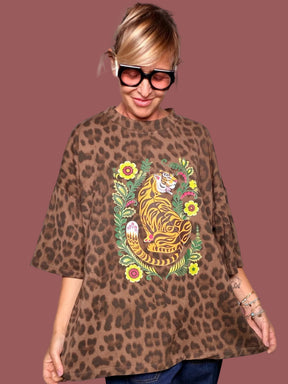 T- shirt maculata con tigre
