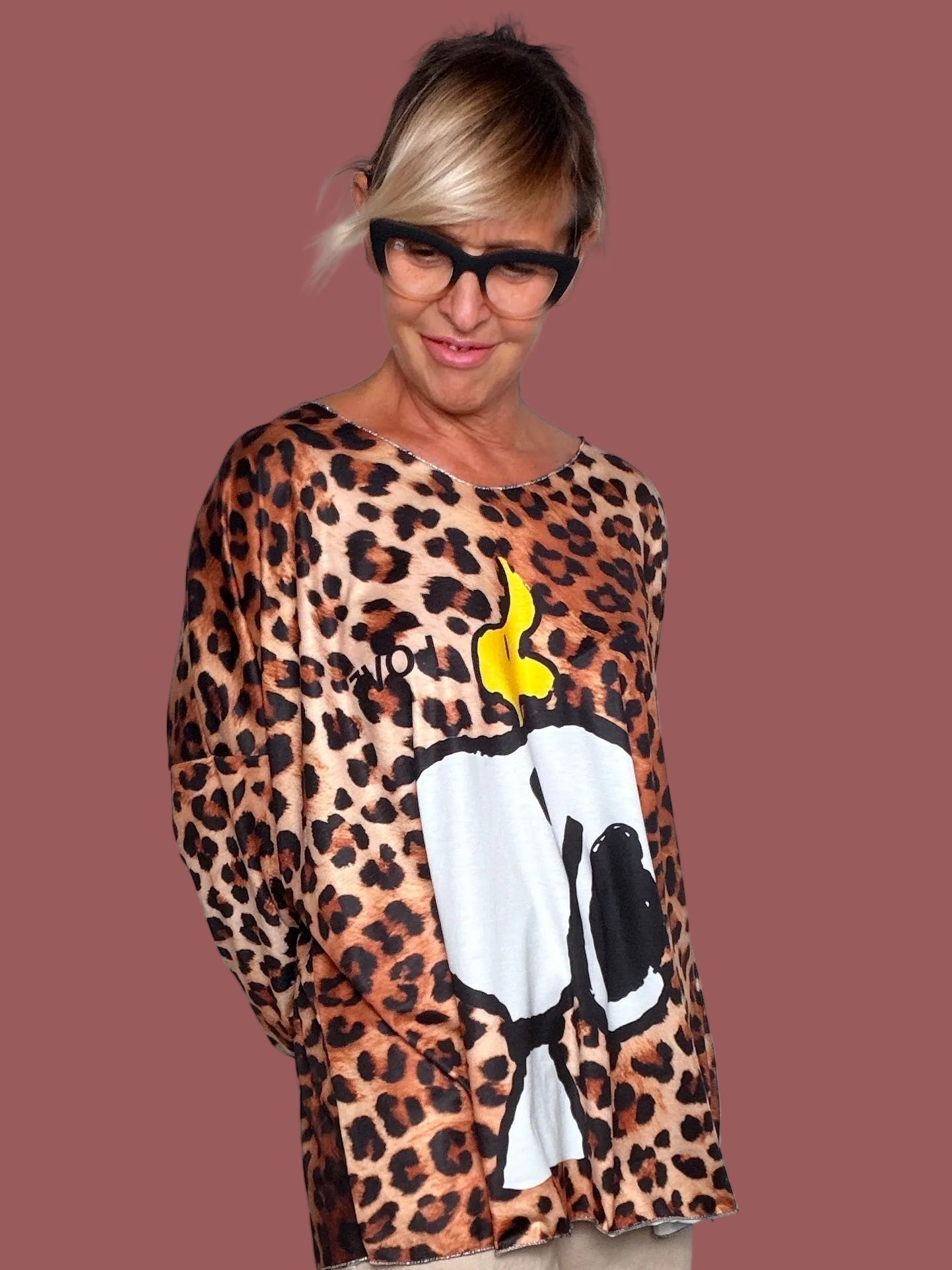 T-shirt Leopardata con Maxi Stampa Cartoon