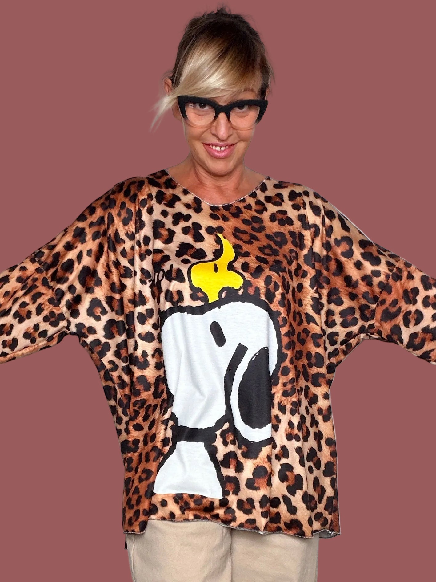 T-shirt Leopardata con Maxi Stampa Cartoon