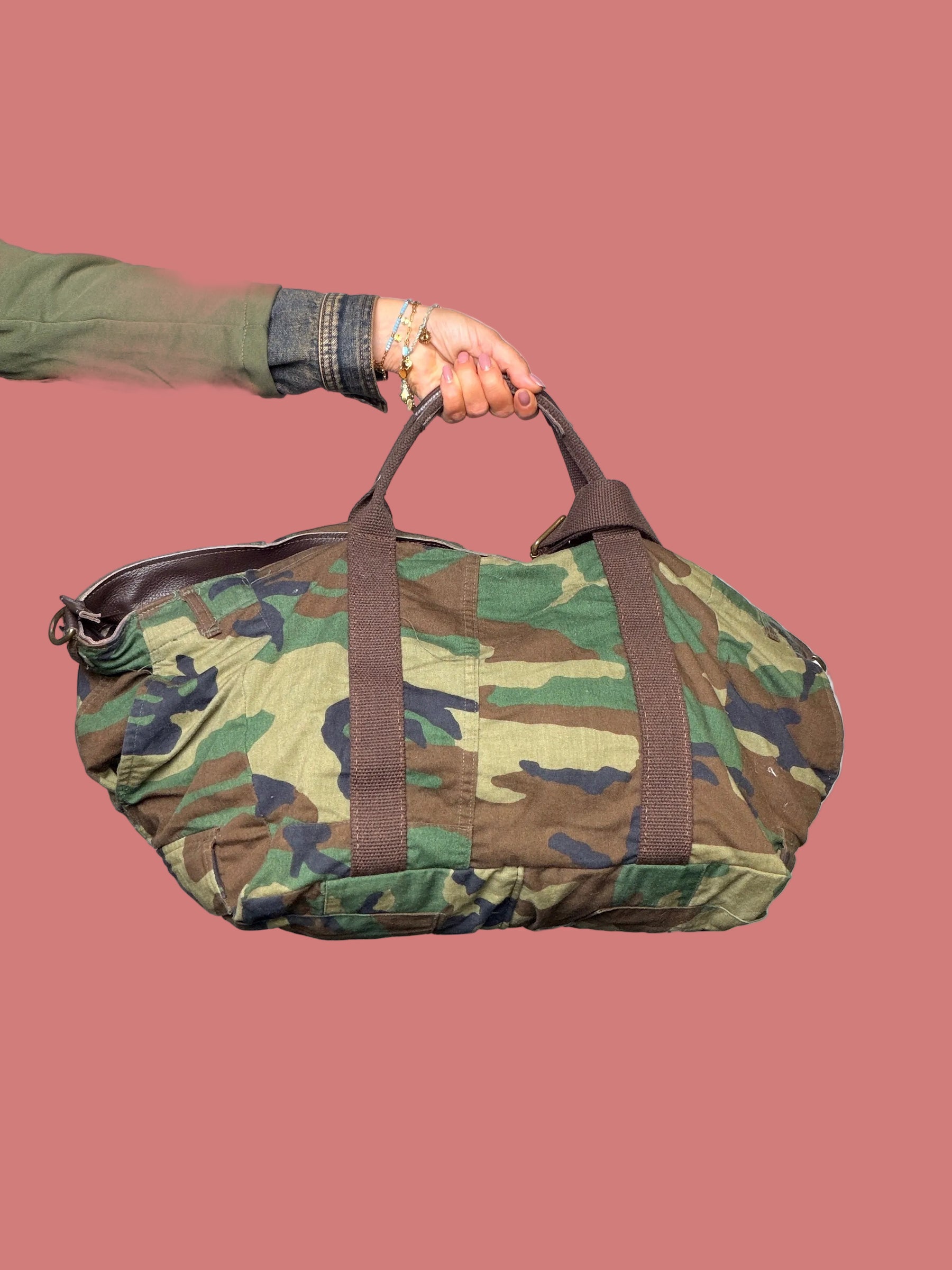 Borsone camouflage da donna di grande formato indossato a mano