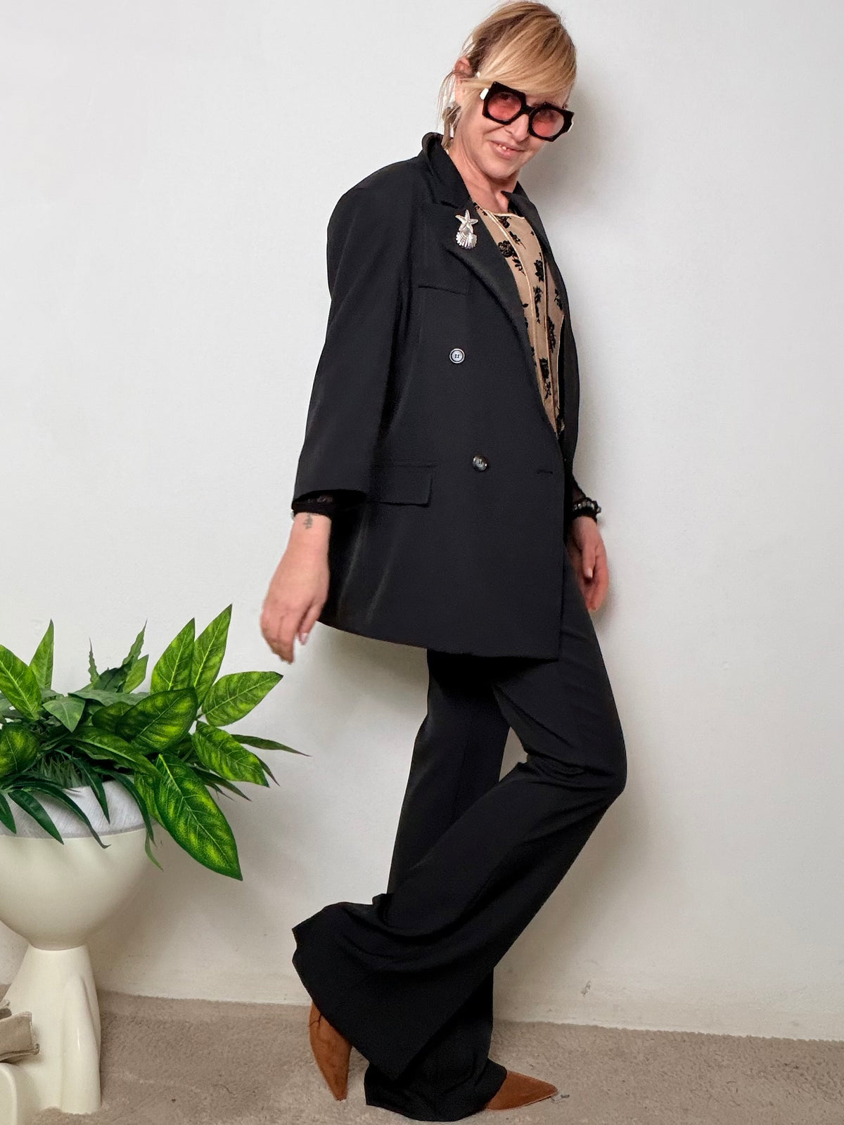 Giacca nera con manicotto in pizzo