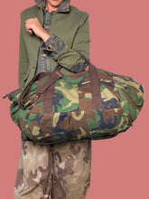 Vista posteriore del borsone camouflage verde e marrone