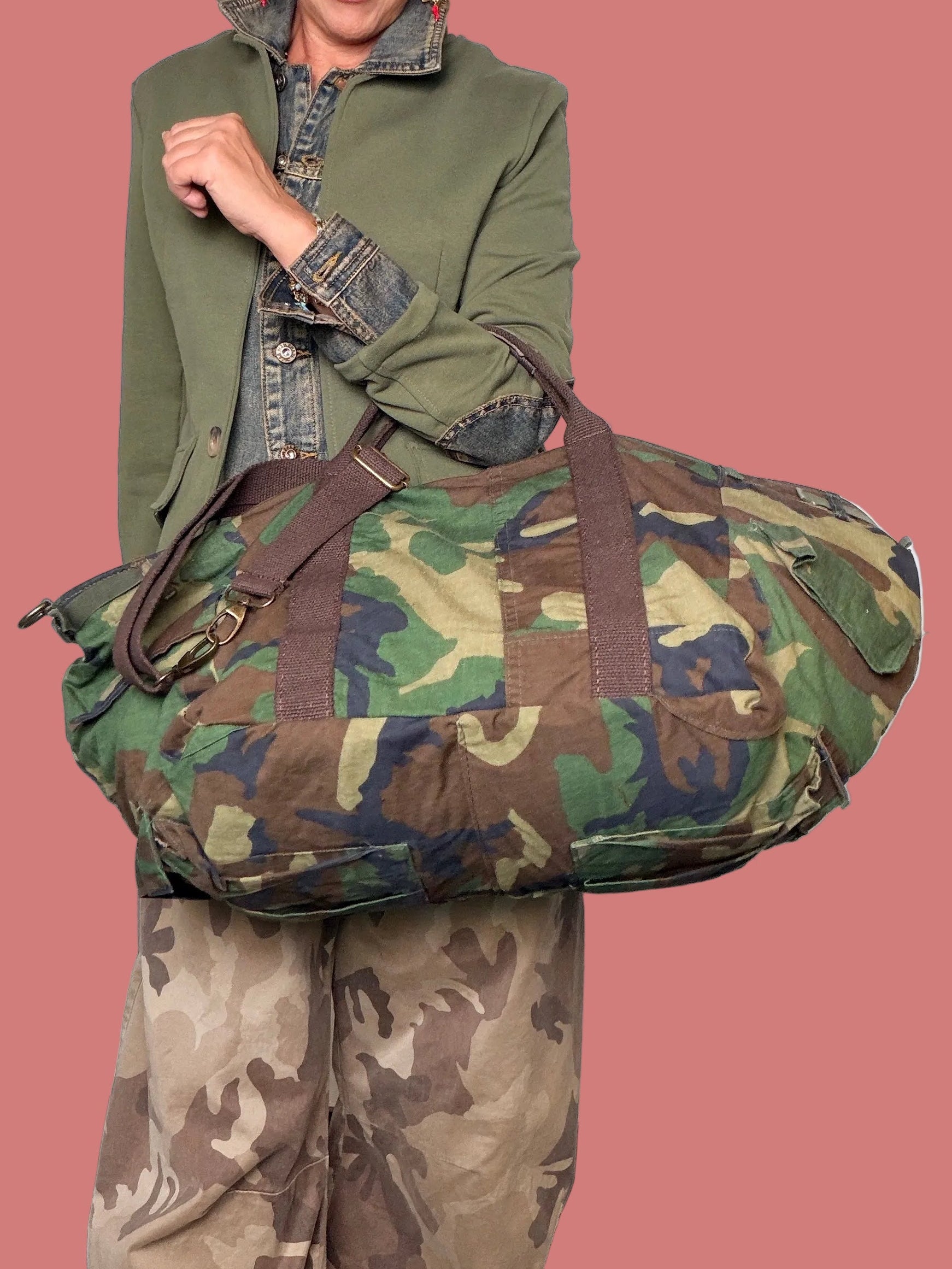 Vista posteriore del borsone camouflage verde e marrone