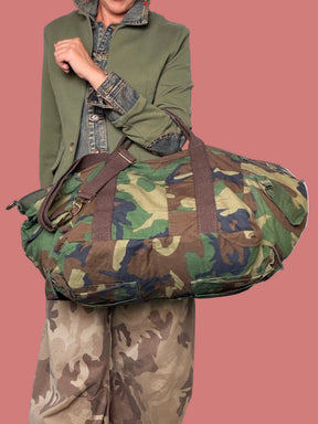 Vista posteriore del borsone camouflage verde e marrone