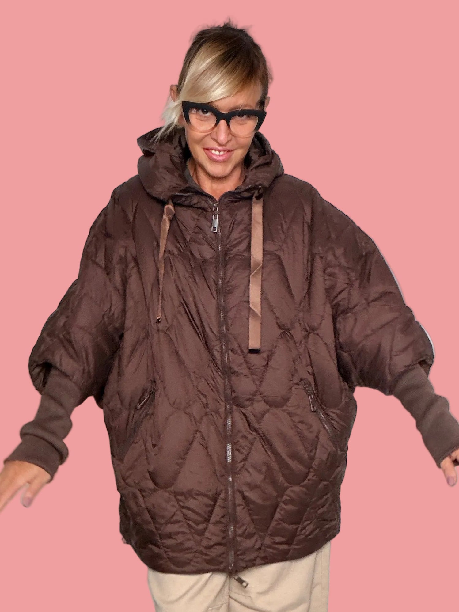 Piumino oversize imbottito a rombi marrone con cappuccio, vista laterale con tasca con zip