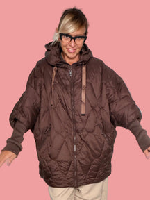 Piumino oversize imbottito a rombi marrone con cappuccio, vista laterale con tasca con zip
