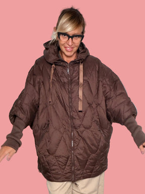 Piumino oversize imbottito a rombi marrone con cappuccio, vista laterale con tasca con zip