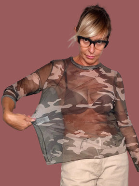 Maglia in tulle camouflage beige e khaki, maniche lunghe, indossata, vista frontale con dettaglio sul fondo