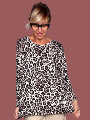 Maglia animalier con scollo tondo e maniche lunghe, indossata con pantalone beige, vista frontale