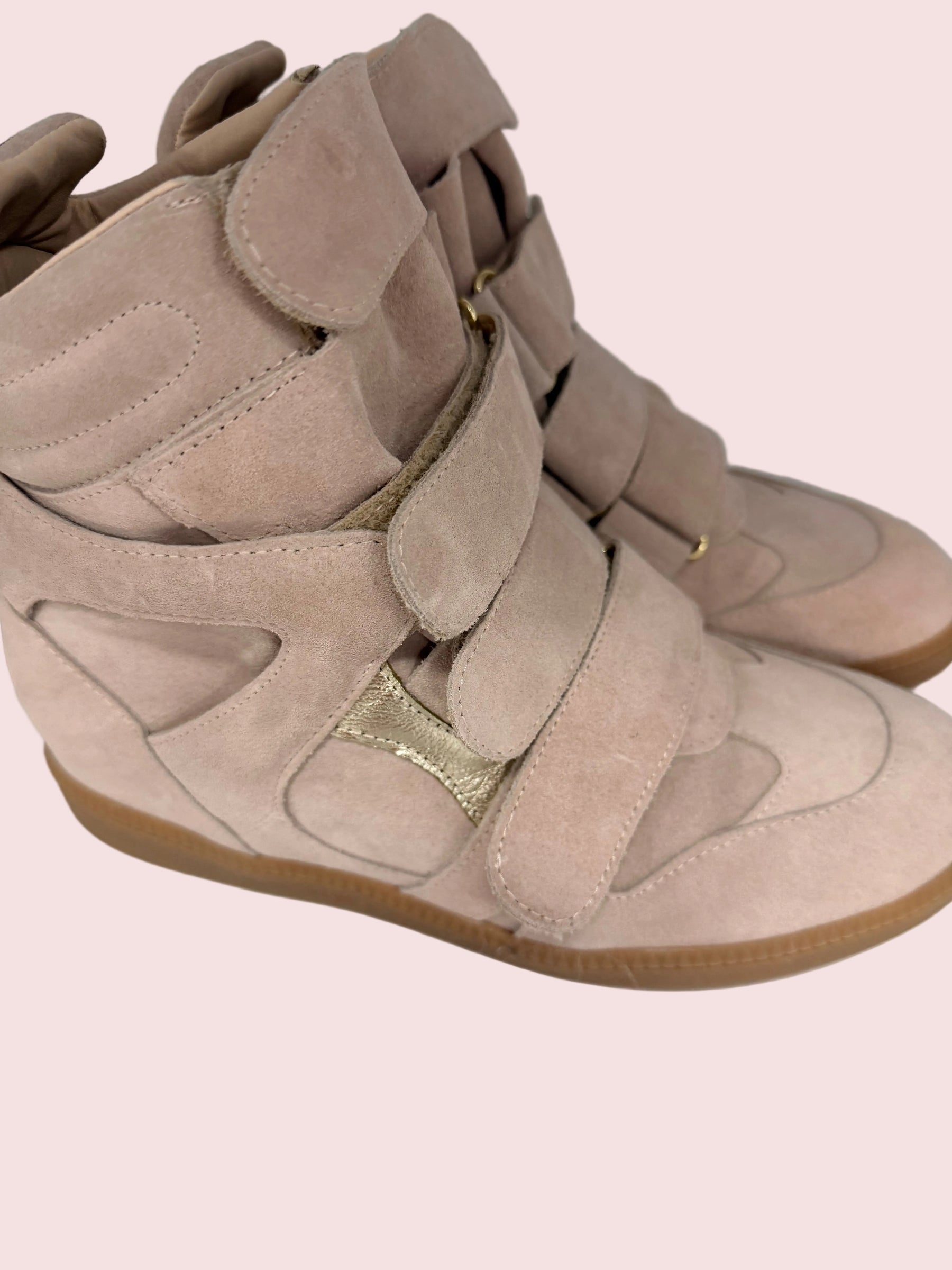 Sneakers alte con zeppa e strappi
