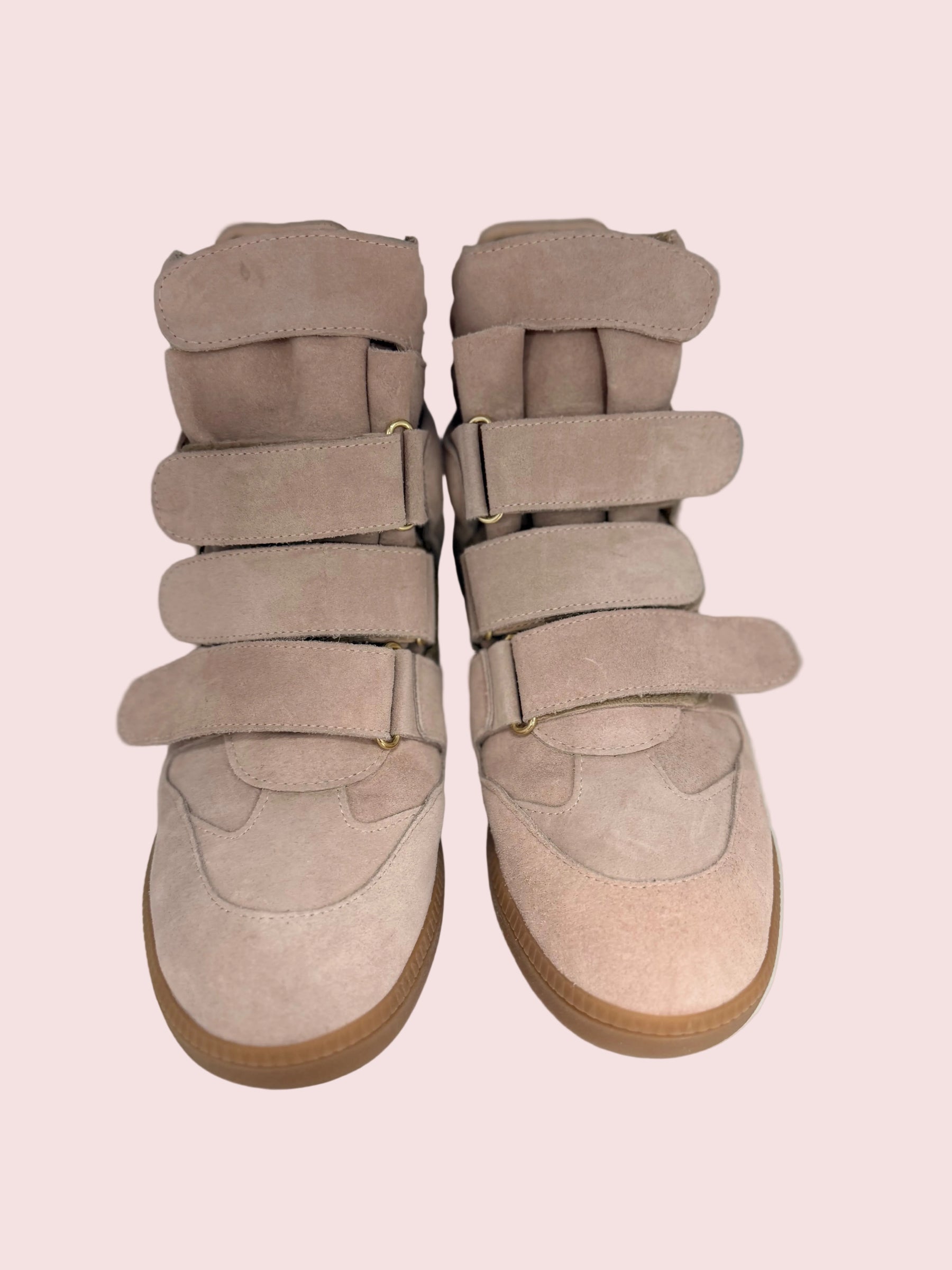 Sneakers alte con zeppa e strappi